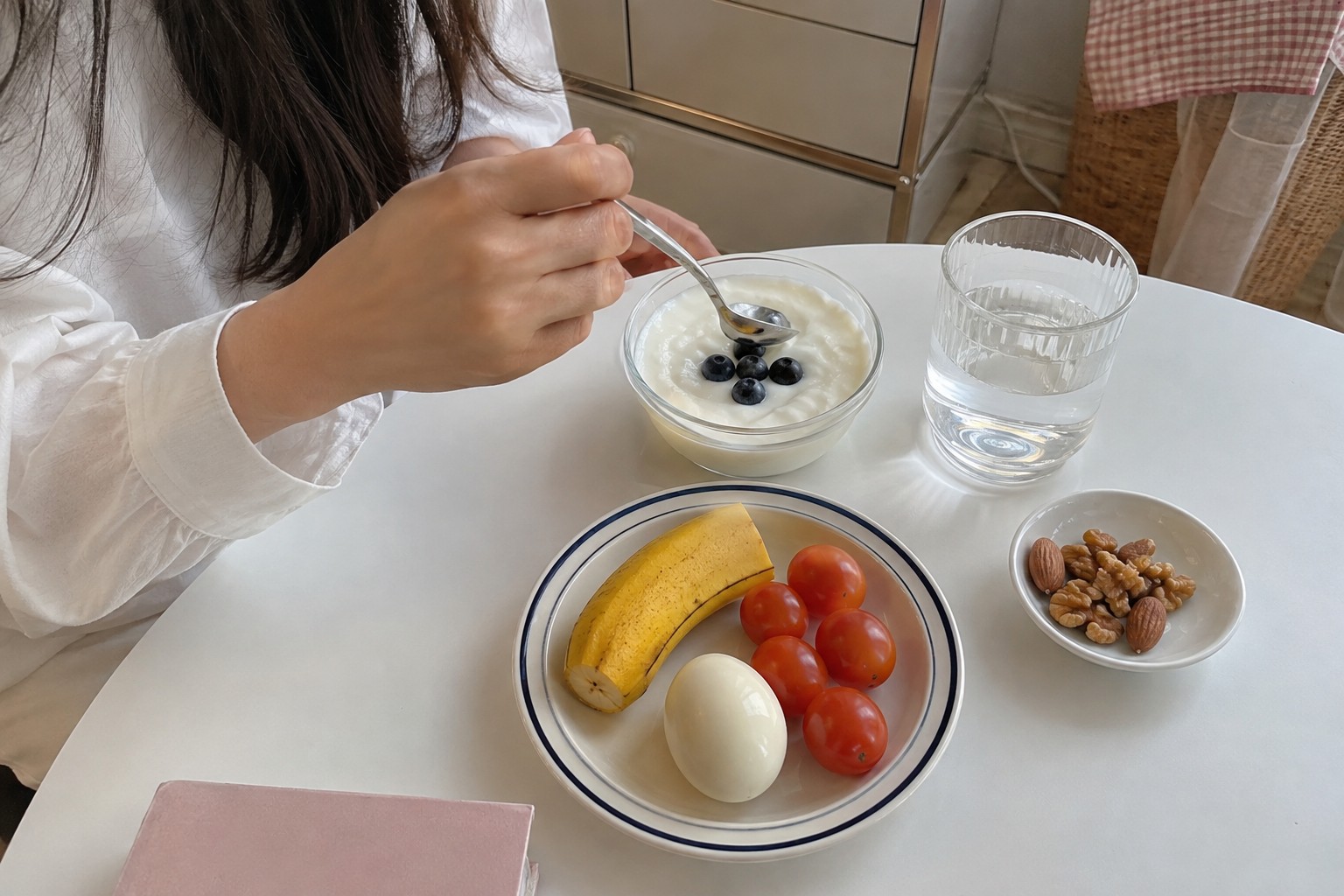그릭요거트와 바나나, 방울토마토, 삶은 달걀, 견과류로 준비한 가벼운 다이어트 간식